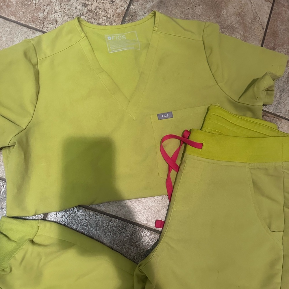 Figs Scrub set. Yellow/ lemonade in color. Top is Med from Technical collection.